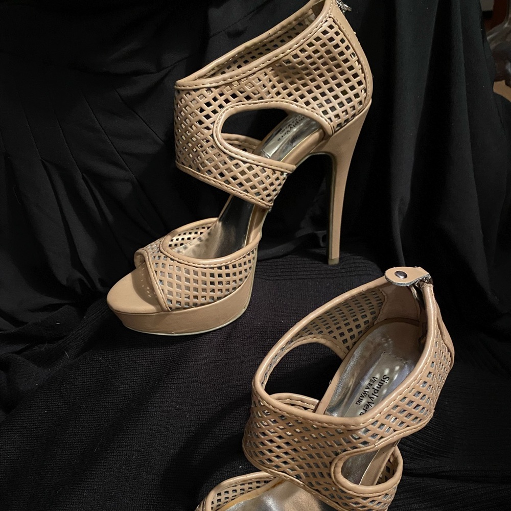 New size 7 women’s Simply Vera Vera wang tan high heels